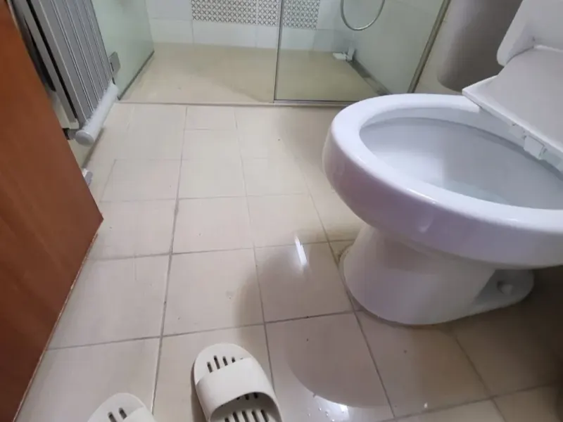 구미 물이 넘쳐 젖은 화장실 바닥